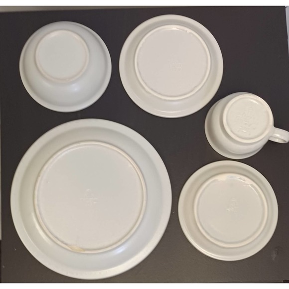 Pfaltzgraff Yorktowne Stoneware Dinner Set - Picture 4 of 11